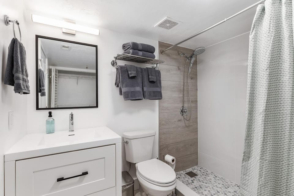 Shower, Toilet, Bathroom, towels