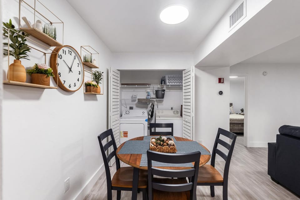 Seating area, Dining area
