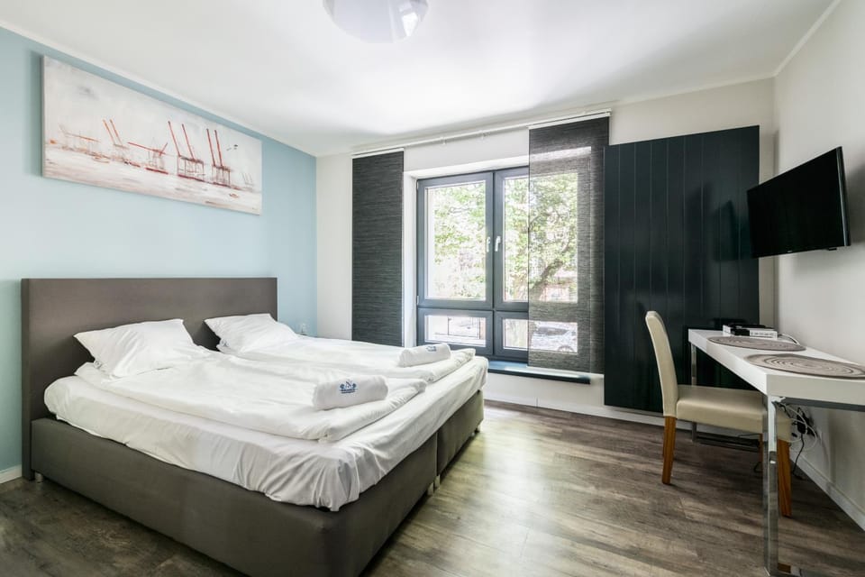 Bed, TV and multimedia, Photo of the whole room, towels