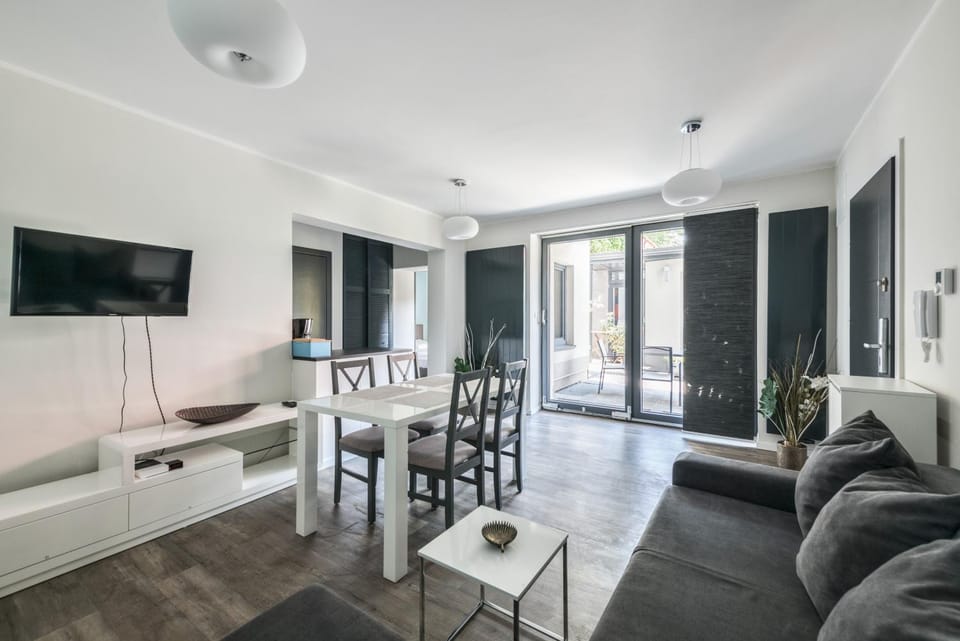 TV and multimedia, Living room, Seating area, Dining area