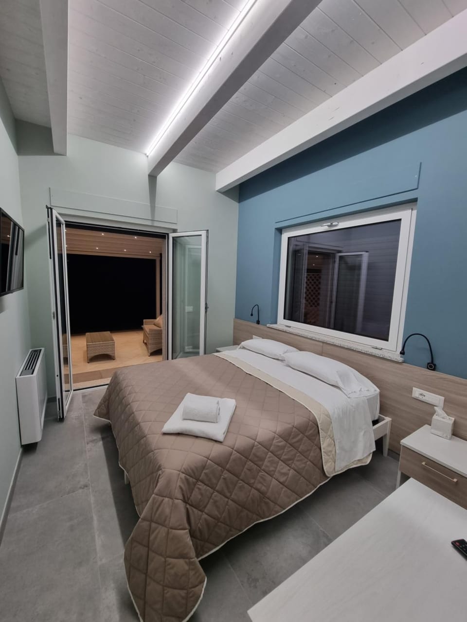 Photo of the whole room, Bedroom, towels