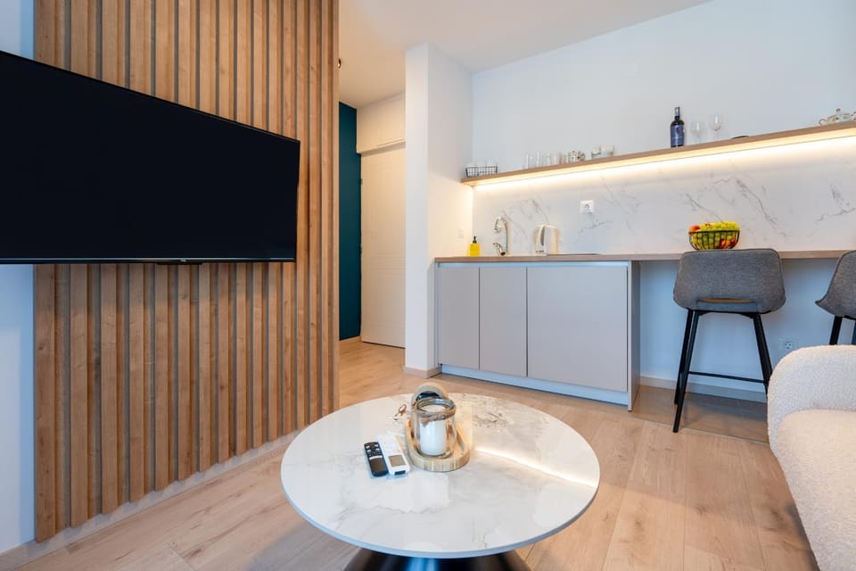 TV and multimedia, Kitchen or kitchenette, Living room