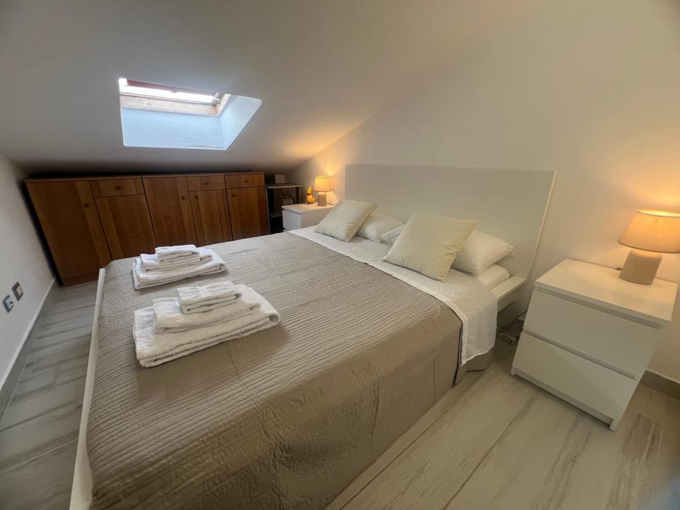 Bed, Photo of the whole room, Bedroom, towels