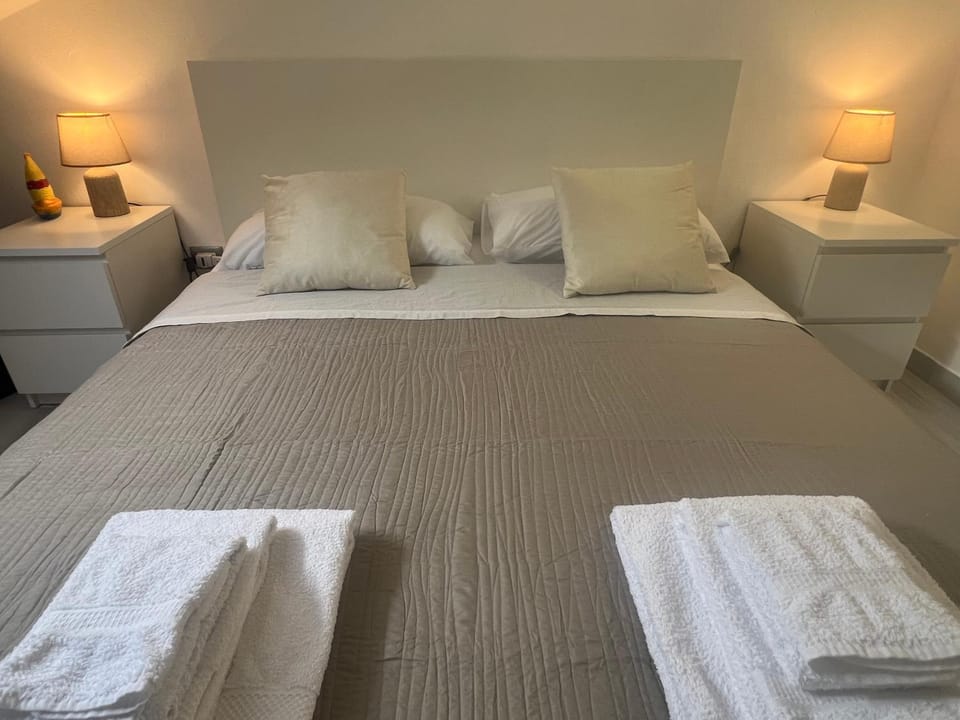 Bed, Photo of the whole room, Bedroom, towels