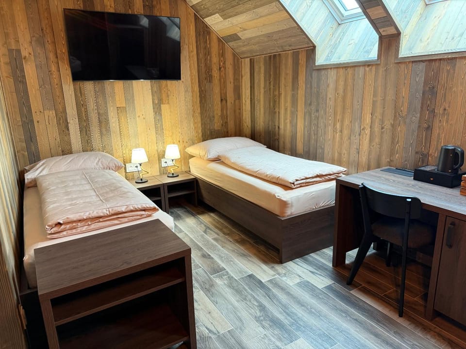 Bed, TV and multimedia, Photo of the whole room, Bedroom