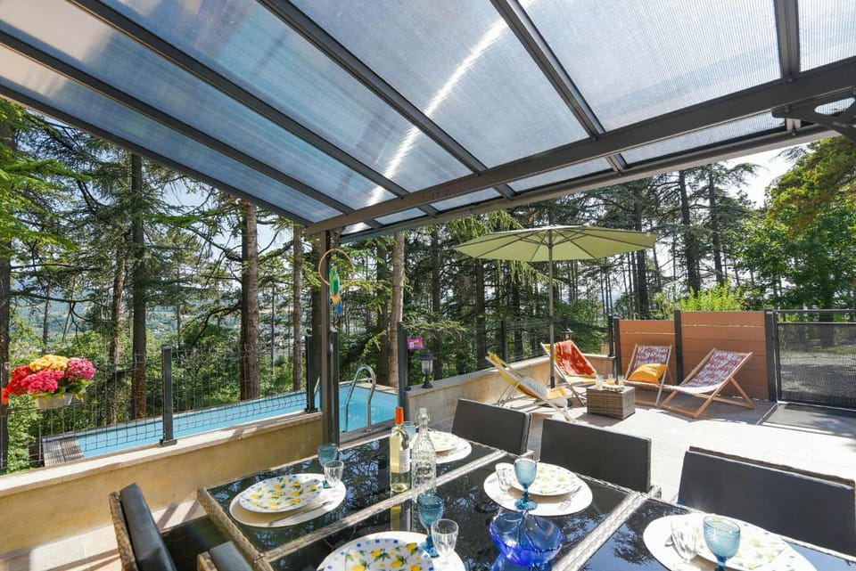 View (from property/room), Balcony/Terrace, Dining area, Garden view, Pool view
