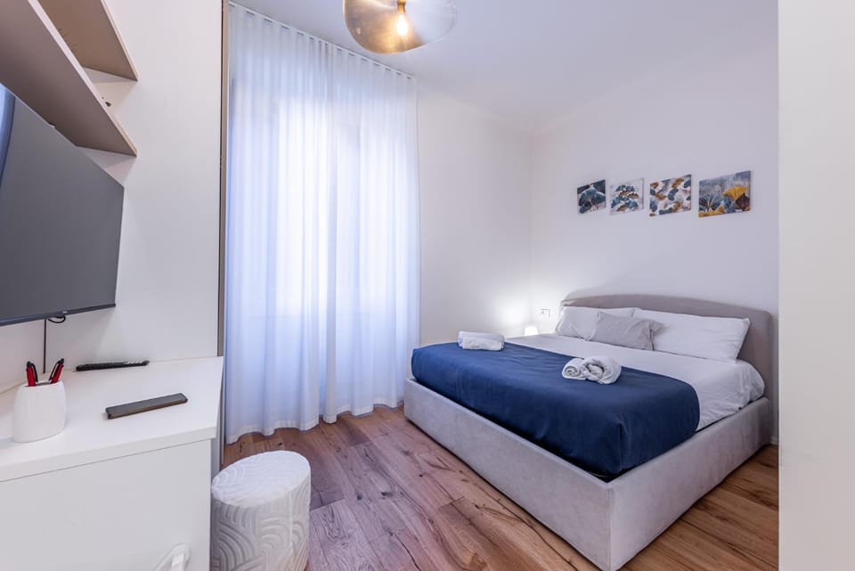 Bed, TV and multimedia, Photo of the whole room, Bedroom, towels