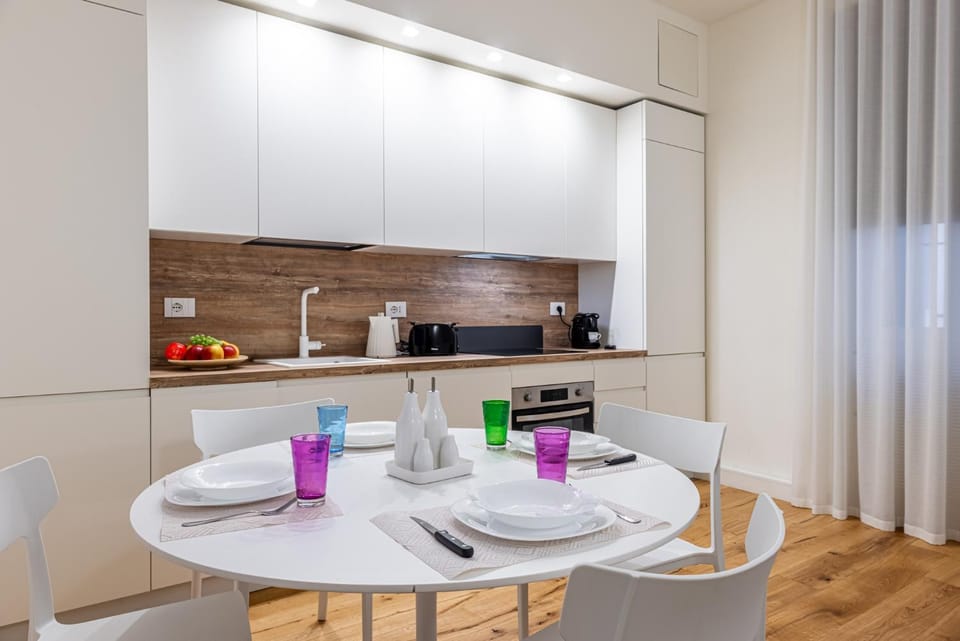Coffee/tea facilities, Kitchen or kitchenette, Dining area, stove, toaster