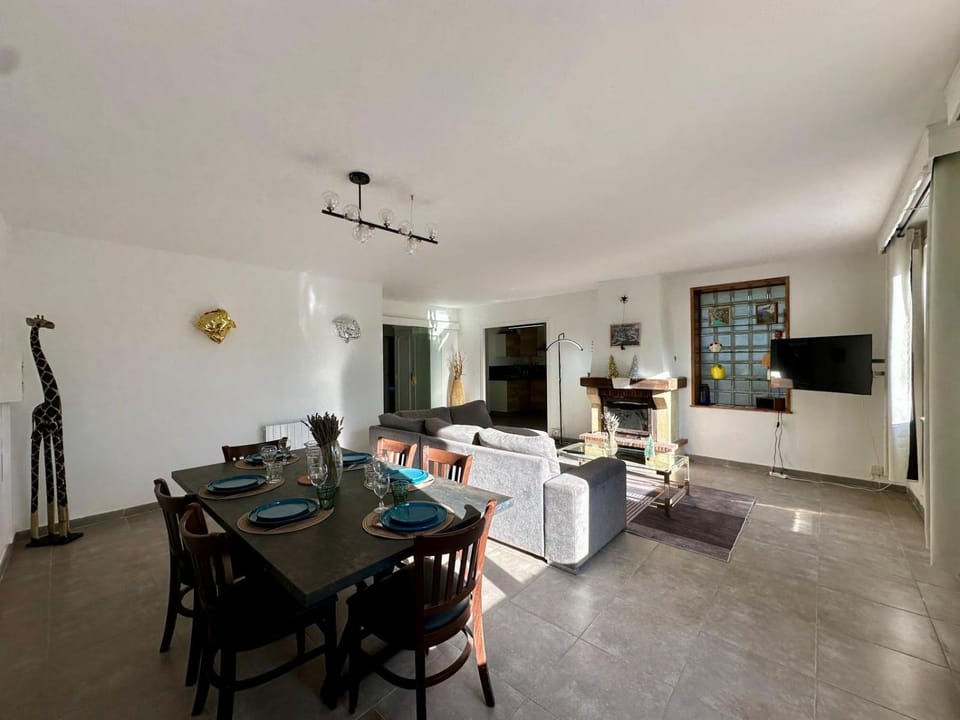 TV and multimedia, Living room, Seating area, Dining area