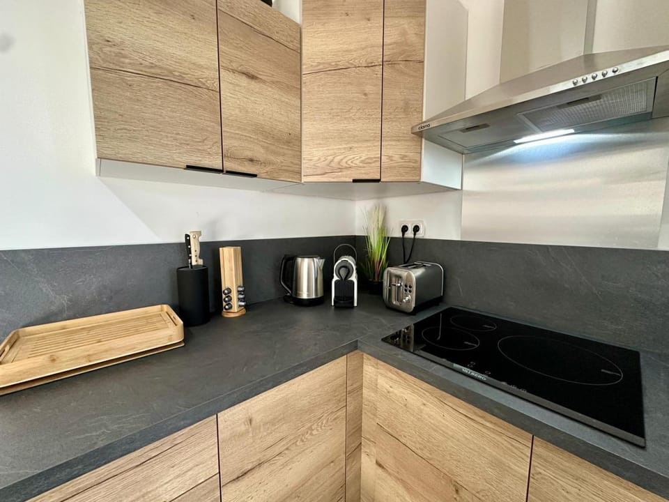 Coffee/tea facilities, Kitchen or kitchenette, stove, toaster