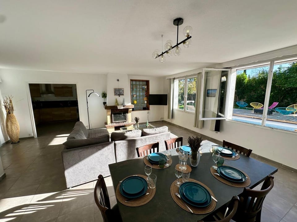 Living room, Seating area, Dining area, fireplace