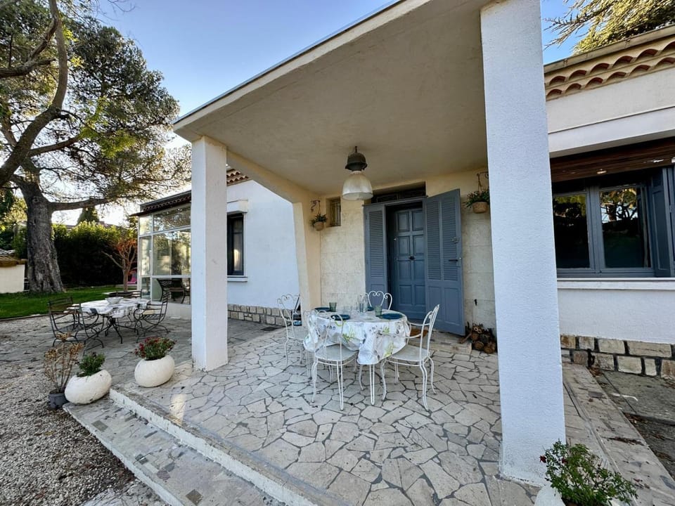 Property building, Patio, Day, Garden, Balcony/Terrace, Dining area, Garden view