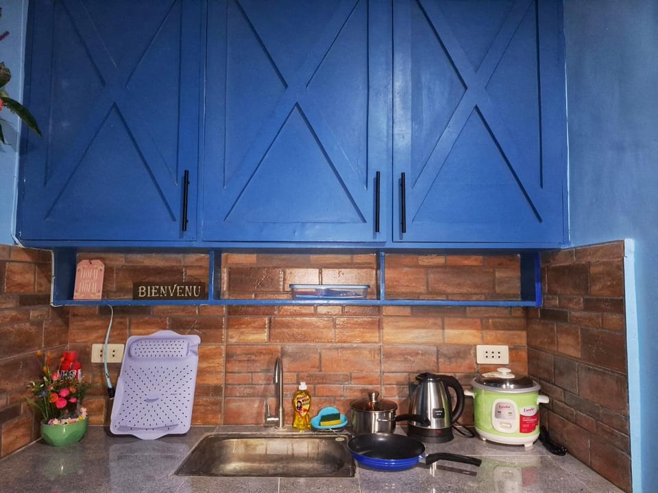 Coffee/tea facilities, Kitchen or kitchenette, stove, kitchen