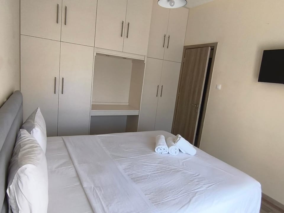 Bed, TV and multimedia, Bedroom, towels, wardrobe