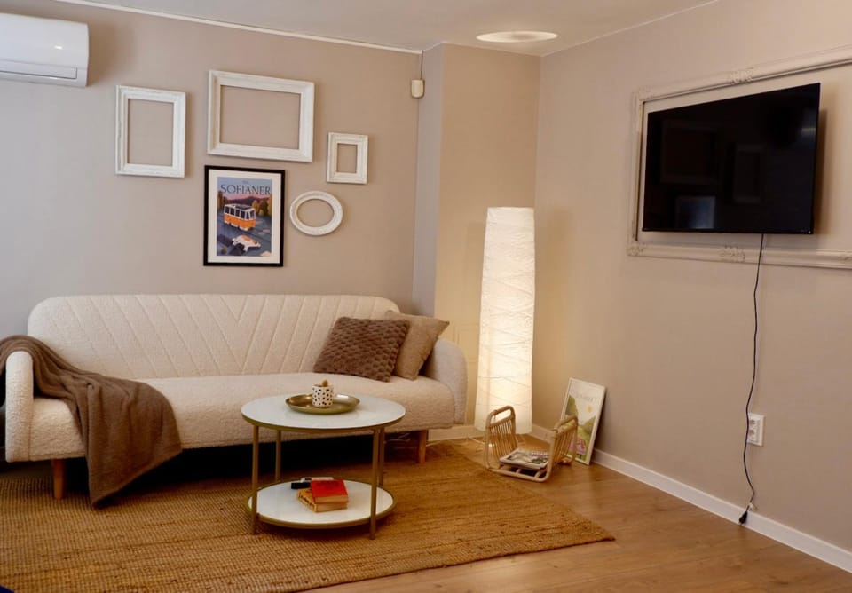 Communal lounge/ TV room, TV and multimedia, Living room, Seating area