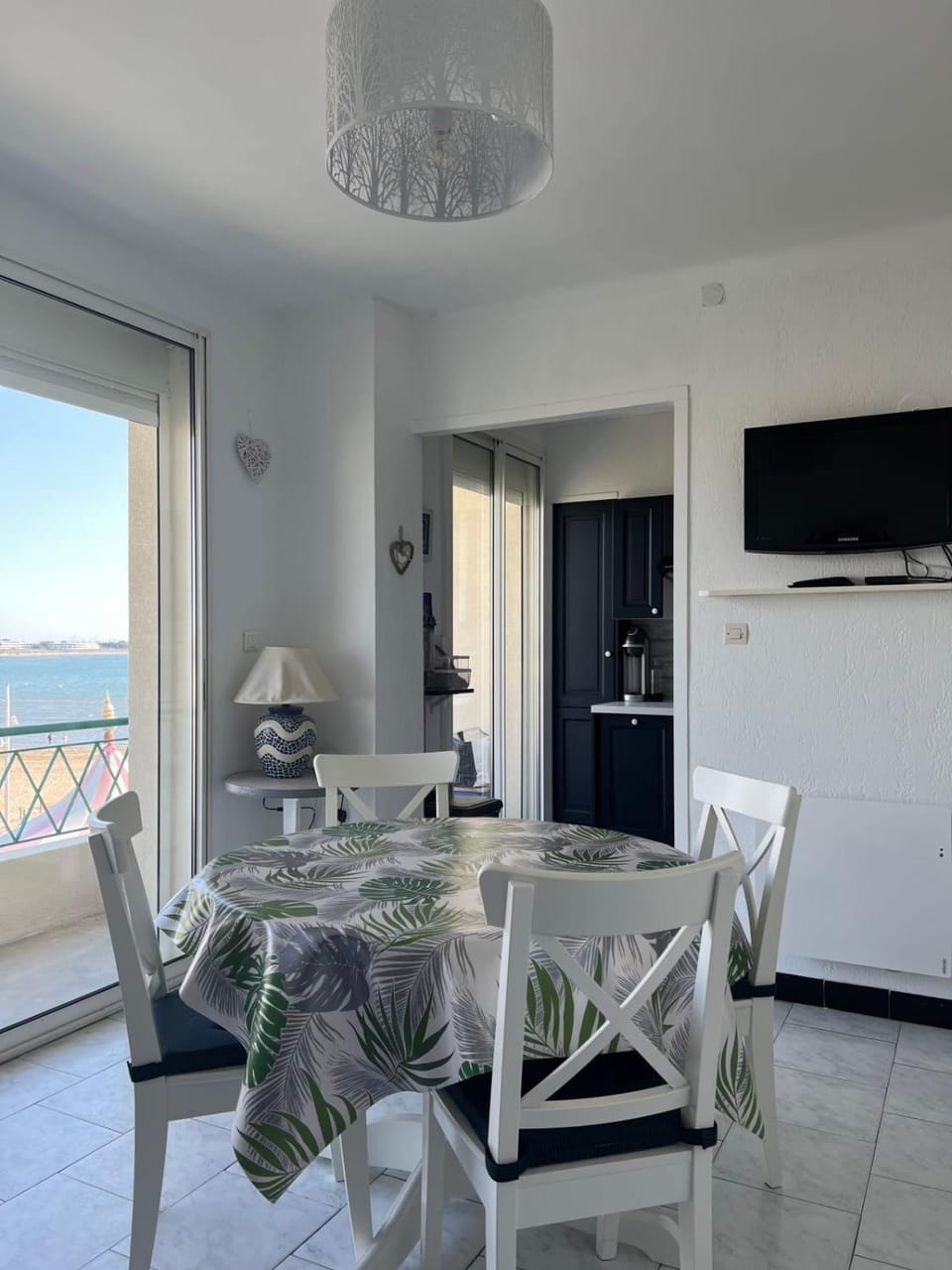 Natural landscape, TV and multimedia, Seating area, Dining area, Sea view