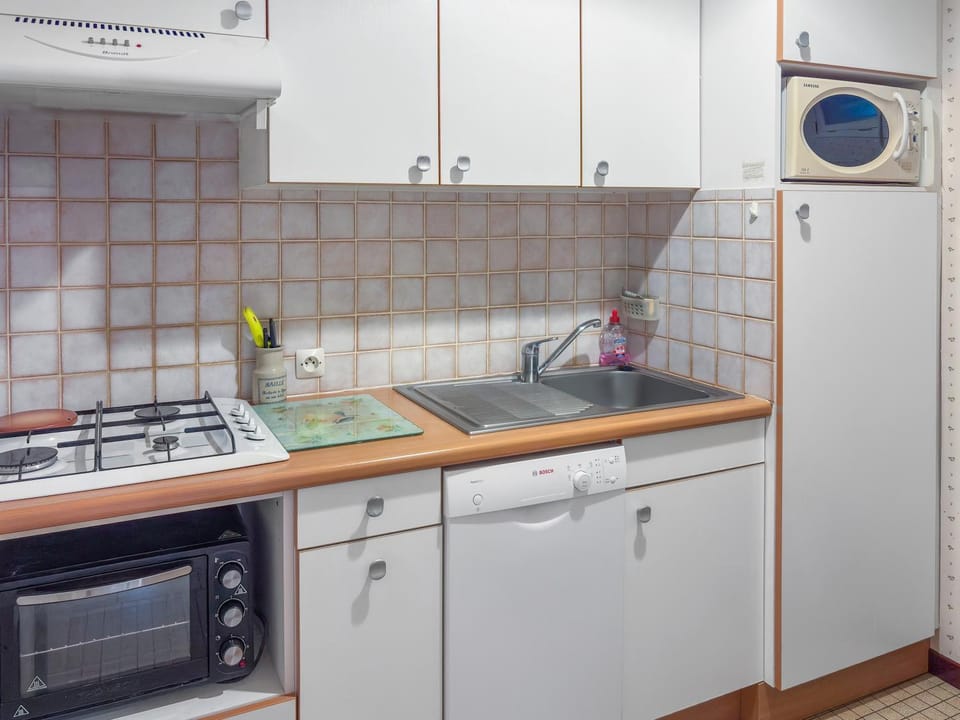 Kitchen or kitchenette, dishwasher