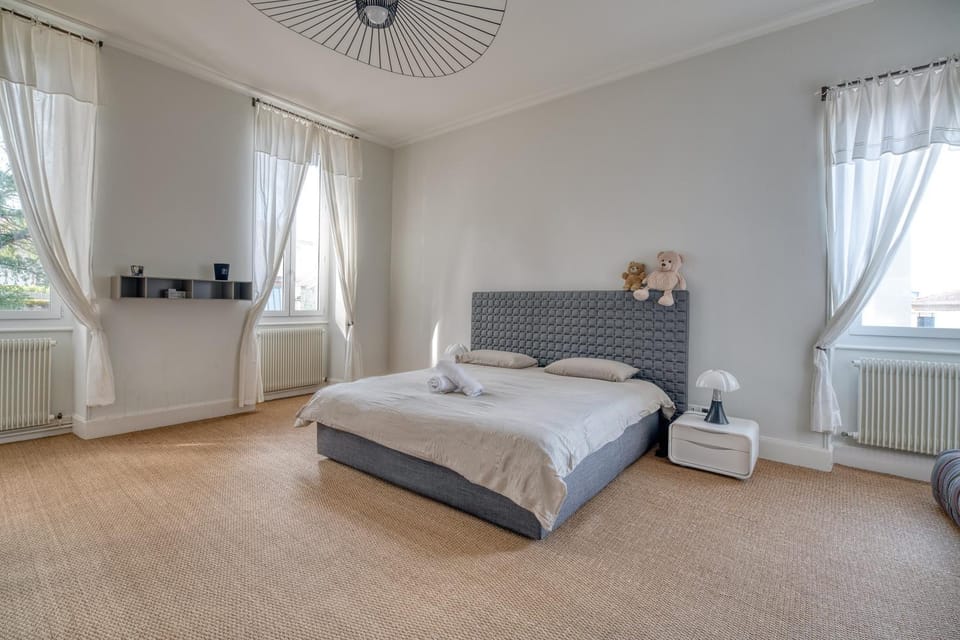 Photo of the whole room, Bedroom
