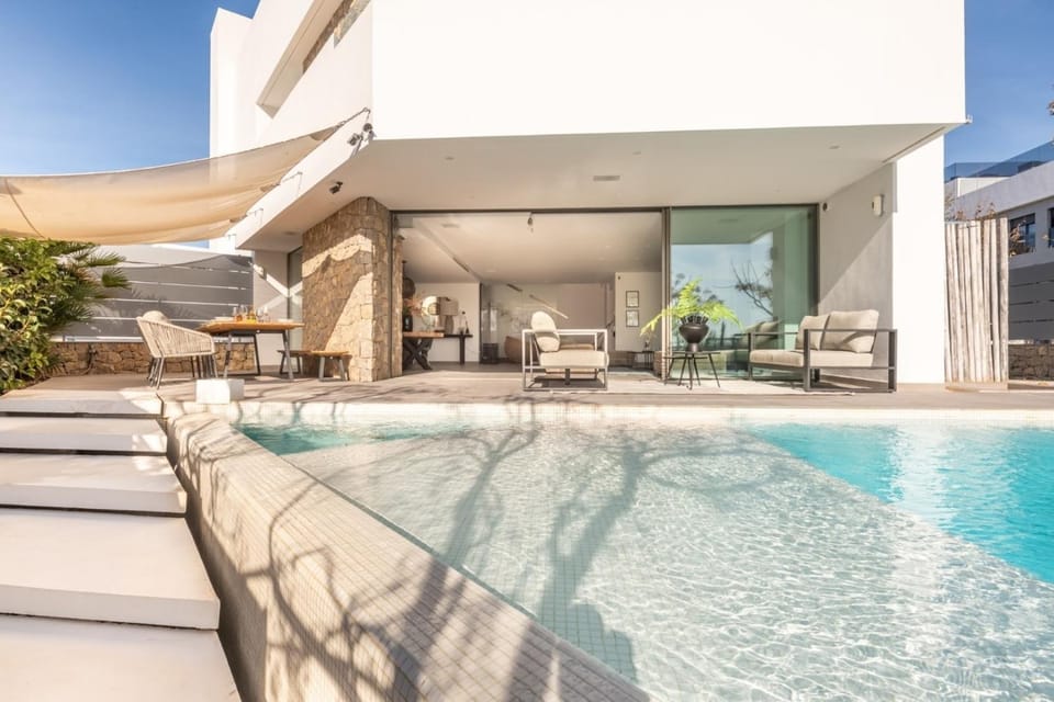 Modern Oasis: 4 Bedroom Villa in Ibiza City, 1263 Villa in Ibiza