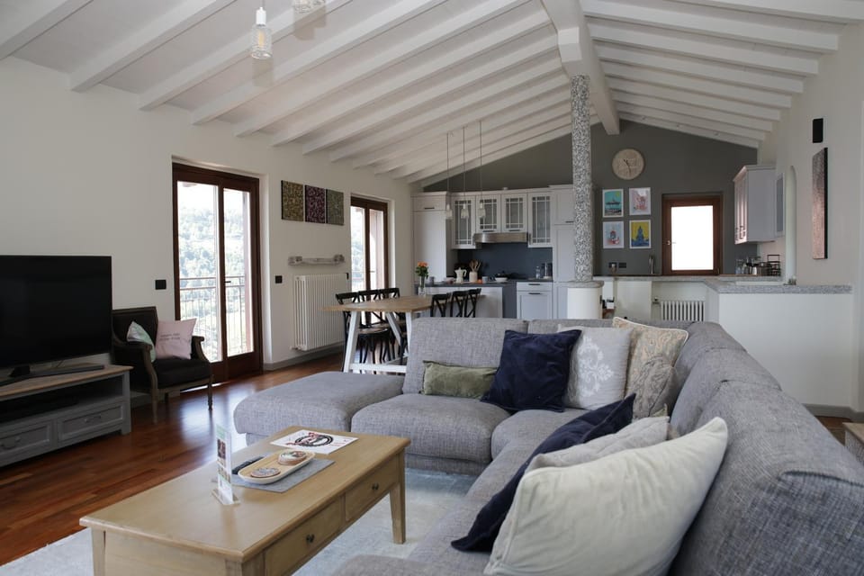 Communal lounge/ TV room, Living room, Seating area