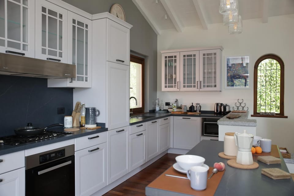 Coffee/tea facilities, Kitchen or kitchenette, dishwasher, oven, stove, toaster