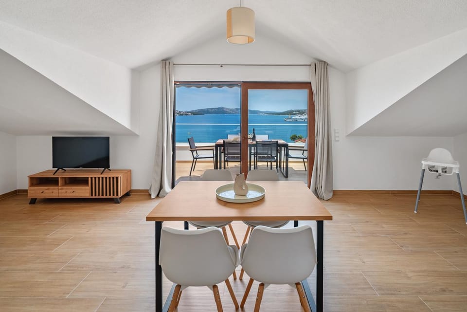 TV and multimedia, Balcony/Terrace, Living room, Dining area, Sea view