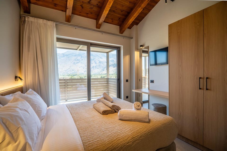 Bed, TV and multimedia, Photo of the whole room, Bedroom, towels, wardrobe