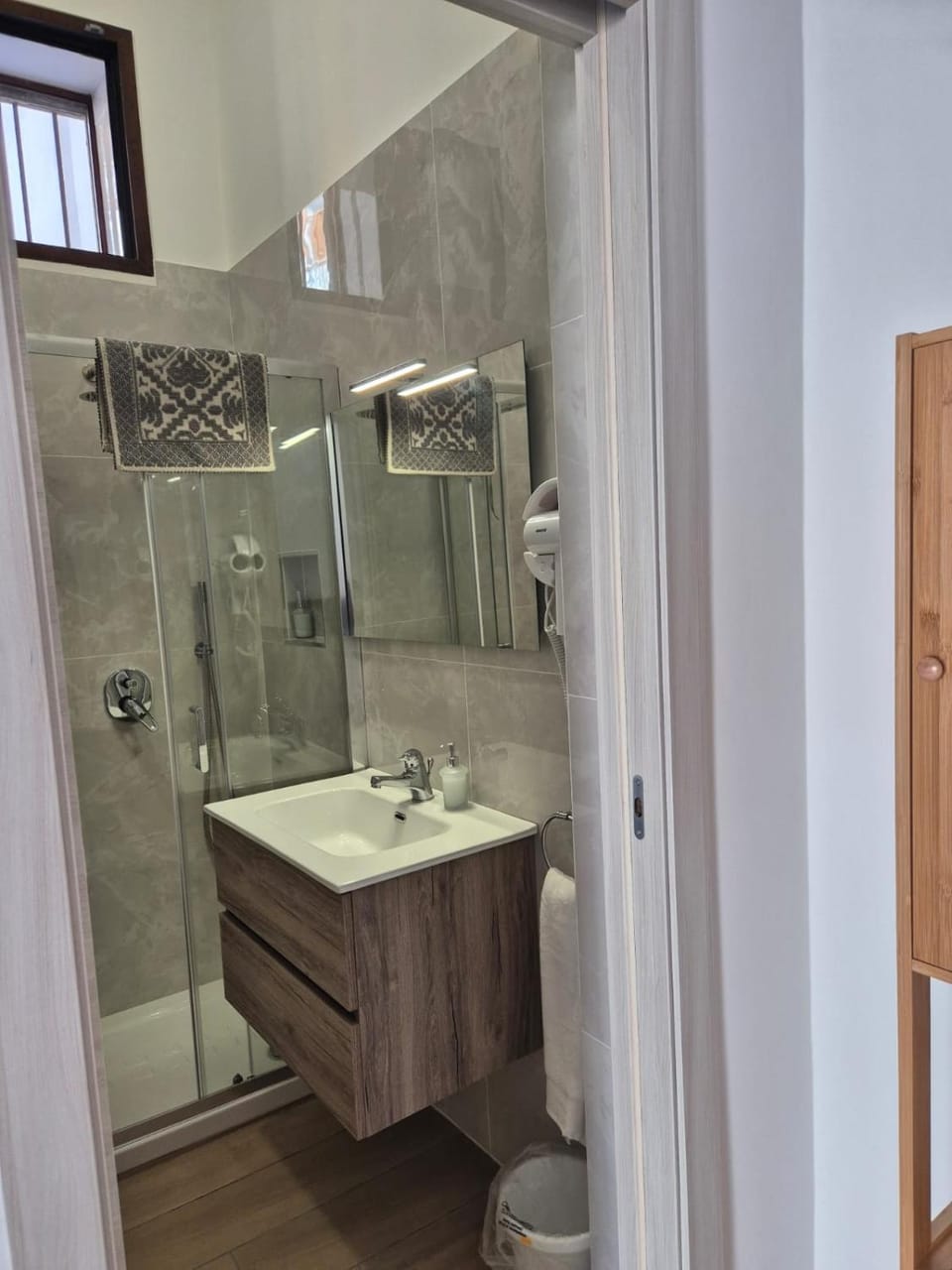 Shower, Toilet, Bathroom, towels