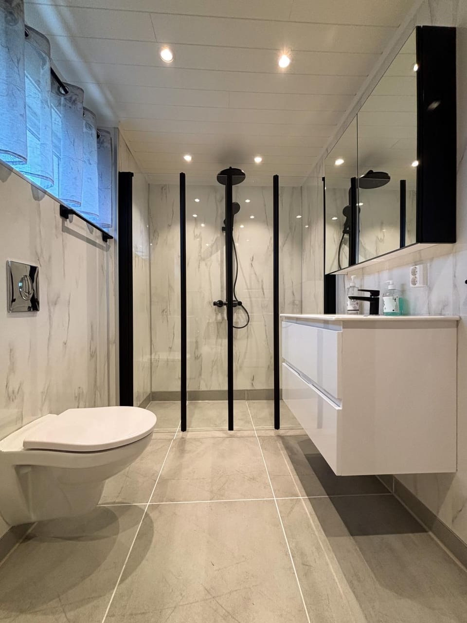 Shower, Toilet, Bathroom