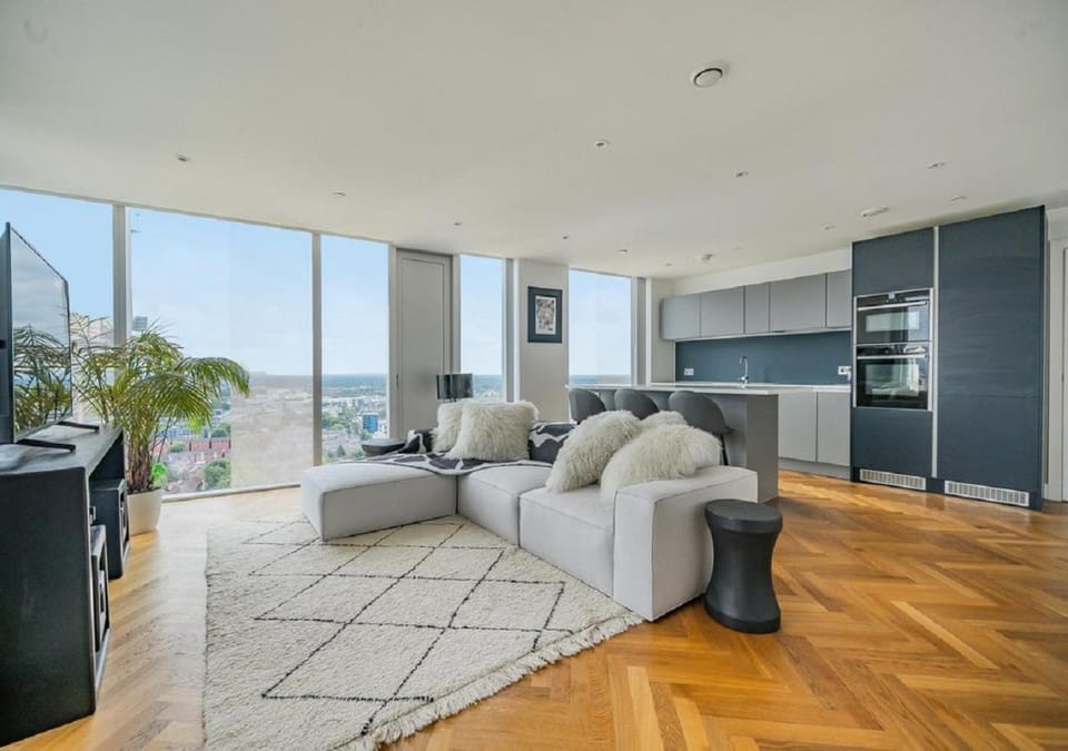 Exceptional two bedroom of the South Tower House in Salford