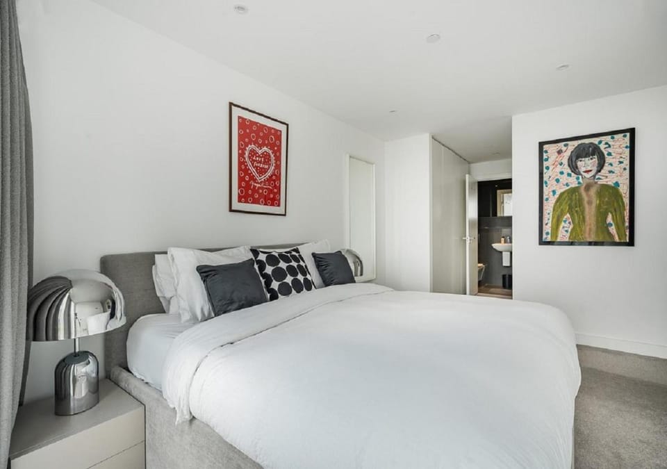 Exceptional two bedroom of the South Tower House in Salford