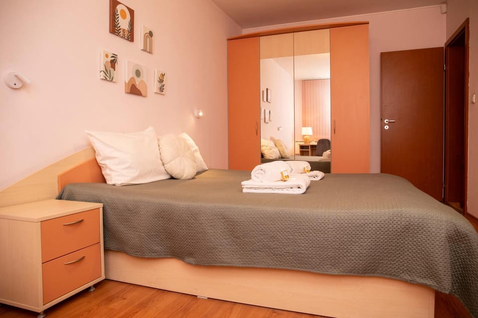 Bed, Photo of the whole room, Seating area, Bedroom, towels, wardrobe