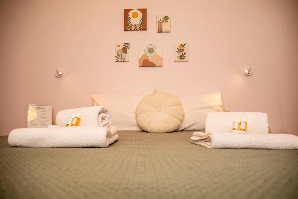 Bed, Photo of the whole room, Bedroom, towels