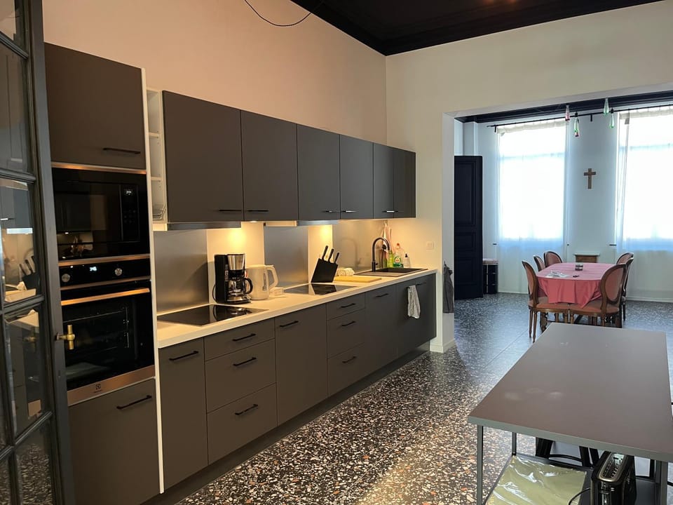 Coffee/tea facilities, microwave, oven, stove, kitchen