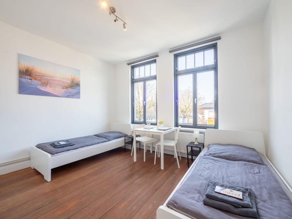 Grosse-Monteurwohnung-in-Villa-4-Zimmer-8-Personen-WLAN-TV-Kueche-Ahrensburg-Naehe-Hamburg-AGRP1202 Apartment in Schleswig-Holstein