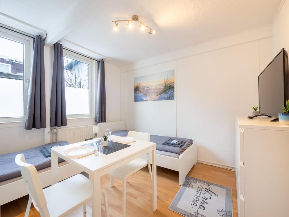 Monteurwohnung-mit-Terrasse-fuer-7-Personen-WLAN-TV-Kueche-Ahrensburg-Naehe-Hamburg-AGRP1204 Apartment in Schleswig-Holstein