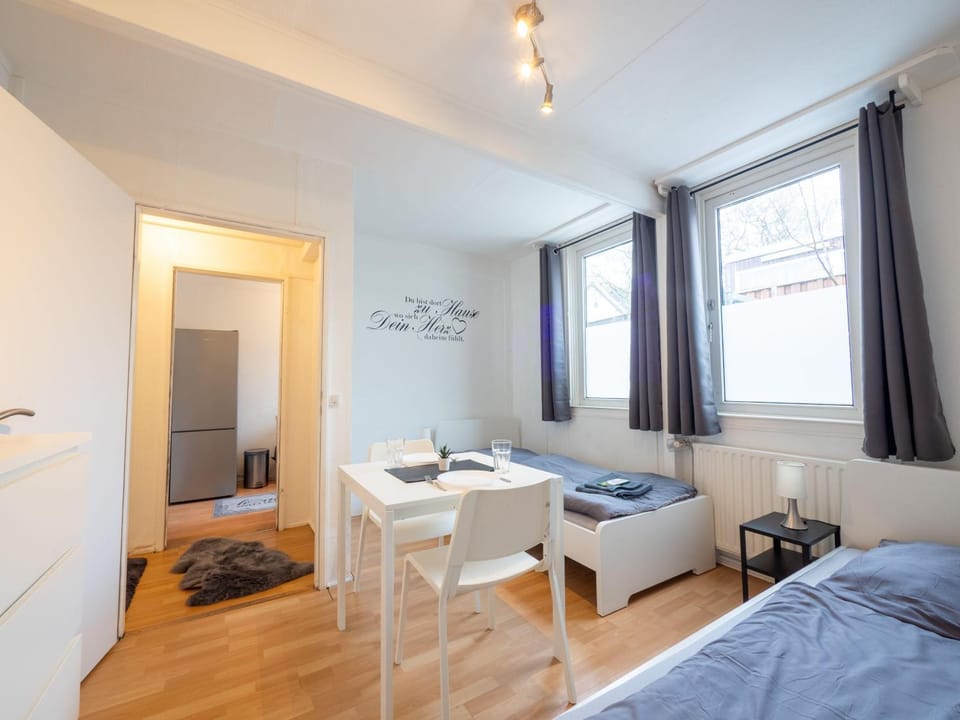 Monteurwohnung-mit-Terrasse-fuer-7-Personen-WLAN-TV-Kueche-Ahrensburg-Naehe-Hamburg-AGRP1204 Apartment in Schleswig-Holstein