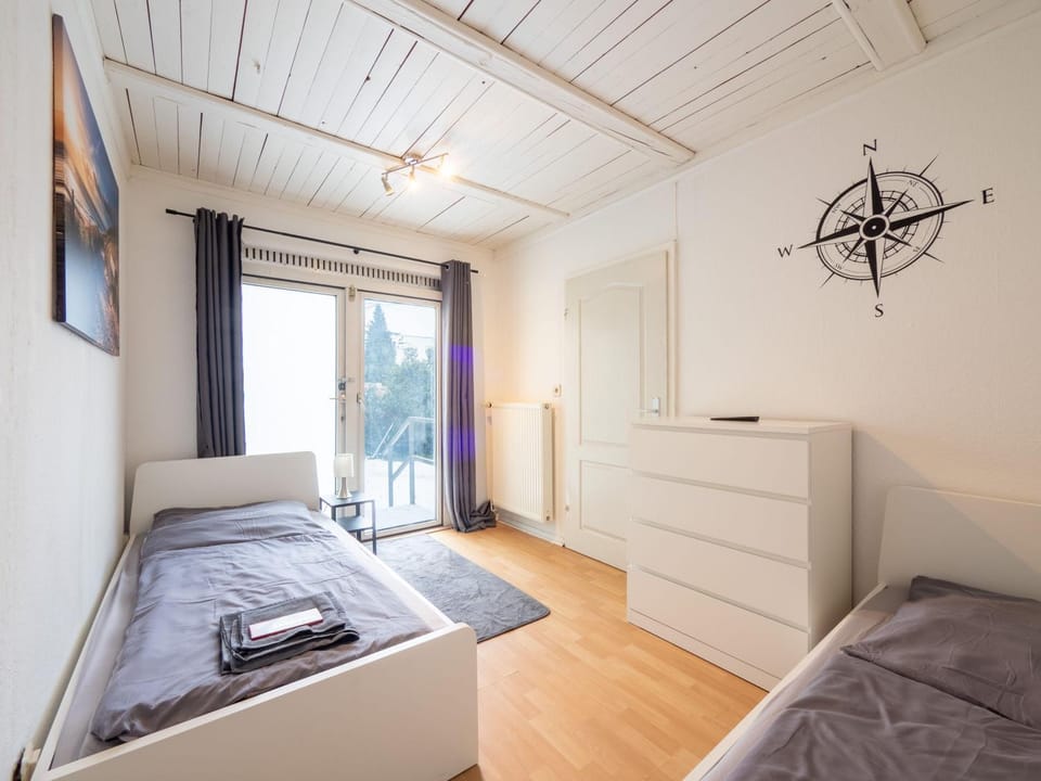 Monteurwohnung-mit-Terrasse-fuer-7-Personen-WLAN-TV-Kueche-Ahrensburg-Naehe-Hamburg-AGRP1204 Apartment in Schleswig-Holstein