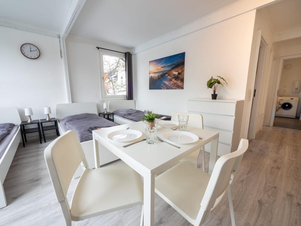 Monteurwohnung-fuer-5-Personen-mit-Balkon-Kueche-Ahrensburg-Naehe-Hamburg-AGRP1203 Apartment in Schleswig-Holstein