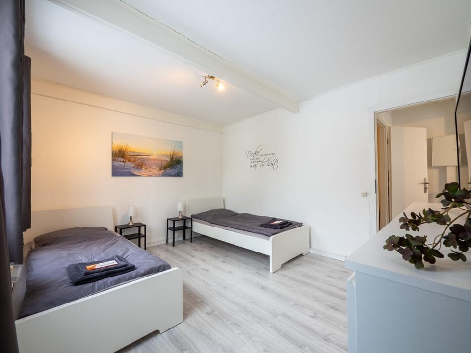 Monteurwohnung-fuer-5-Personen-mit-Balkon-Kueche-Ahrensburg-Naehe-Hamburg-AGRP1203 Apartment in Schleswig-Holstein