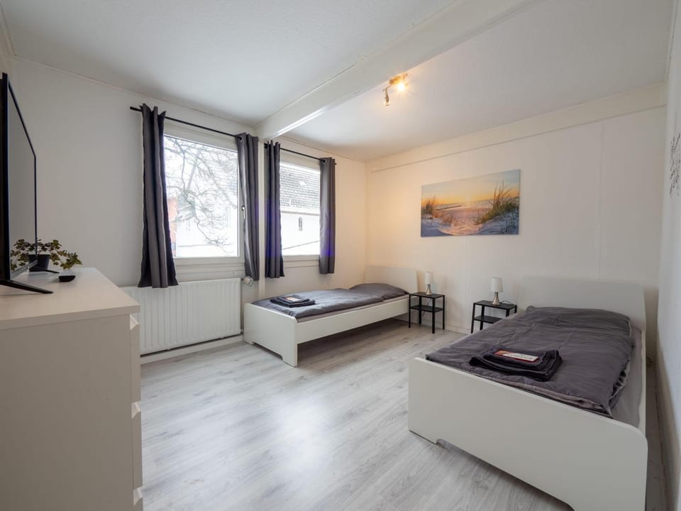 Monteurwohnung-fuer-5-Personen-mit-Balkon-Kueche-Ahrensburg-Naehe-Hamburg-AGRP1203 Apartment in Schleswig-Holstein