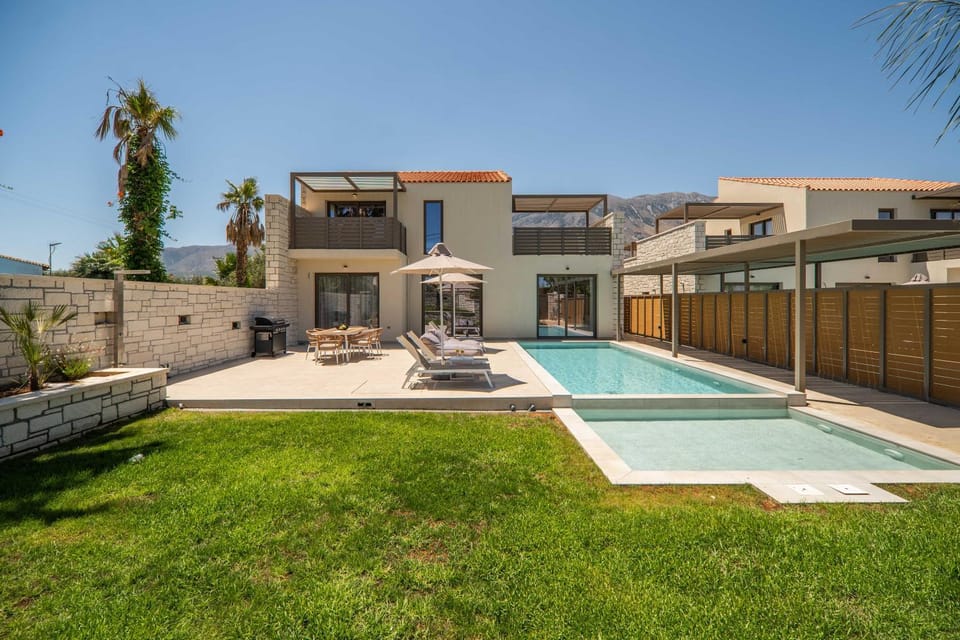Property building, Patio, Garden, Garden view, Pool view, Swimming pool, sunbed