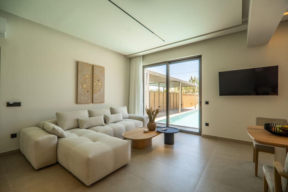 TV and multimedia, Living room, Pool view
