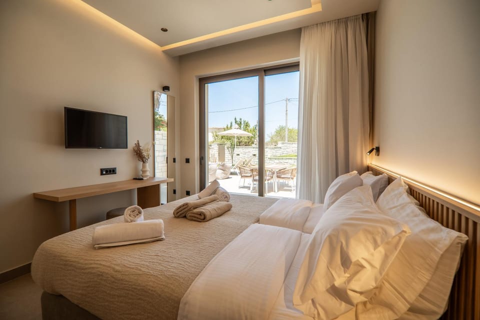Bed, TV and multimedia, Photo of the whole room, Bedroom, towels