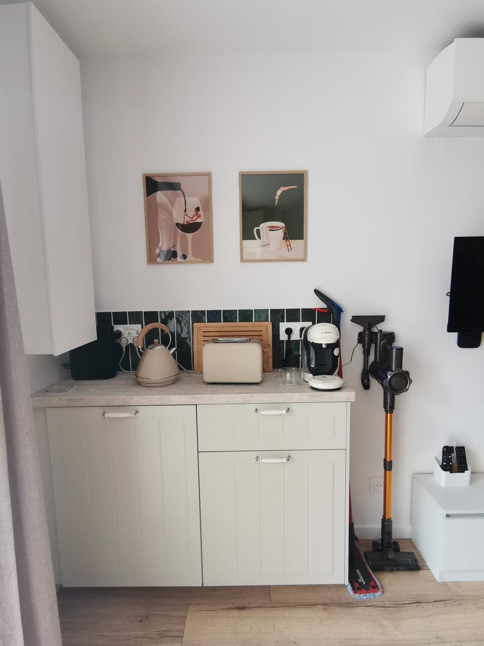 Coffee/tea facilities, toaster