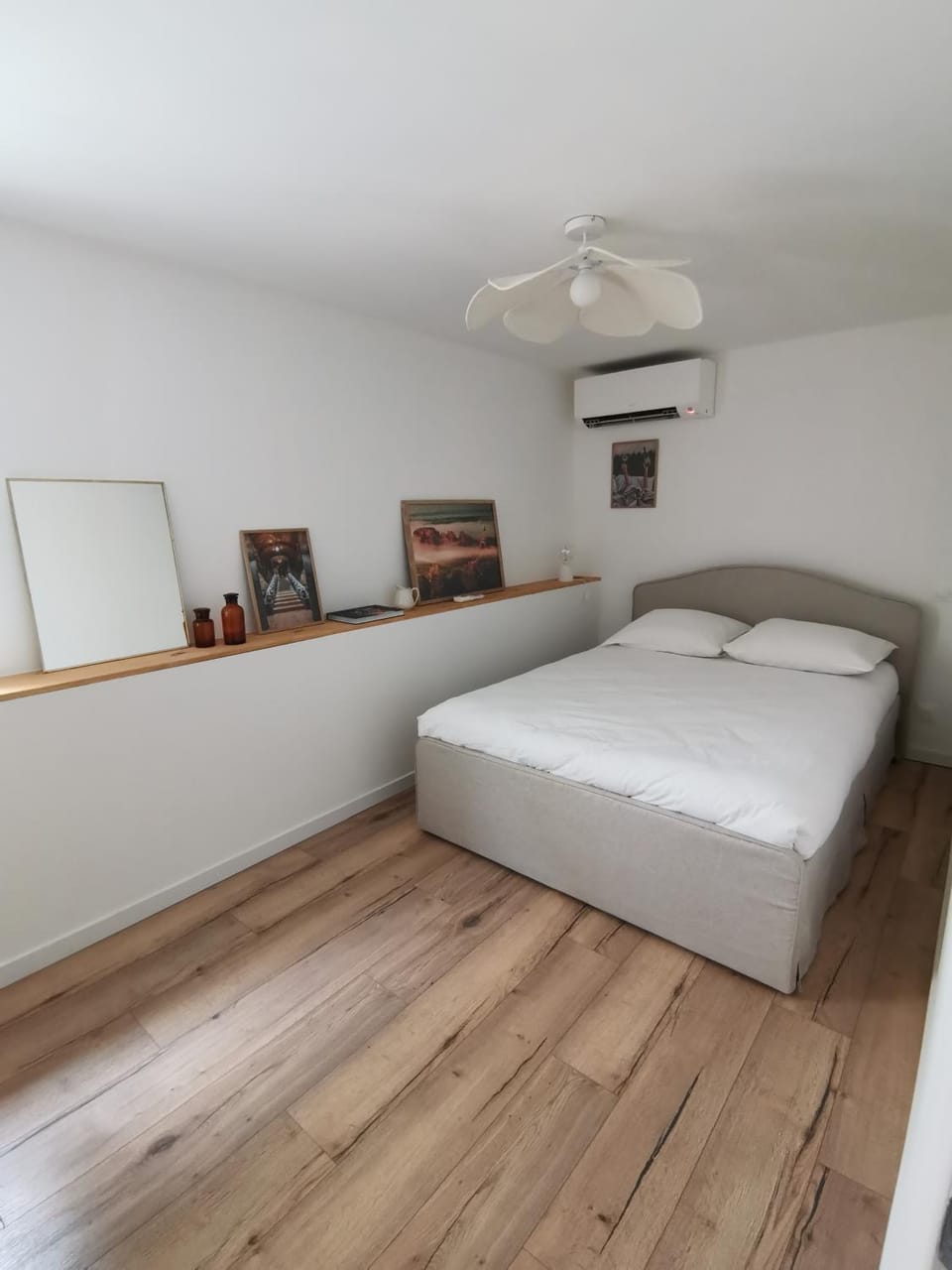 Bedroom, air conditioner