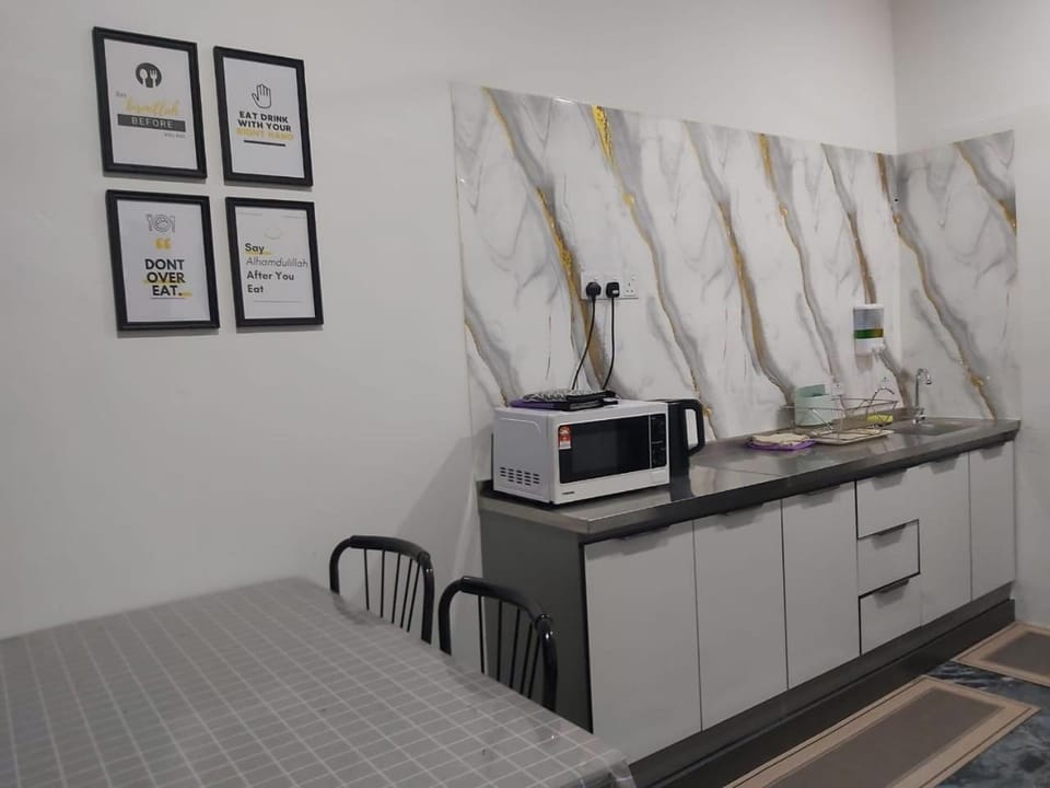Kitchen or kitchenette, minibar