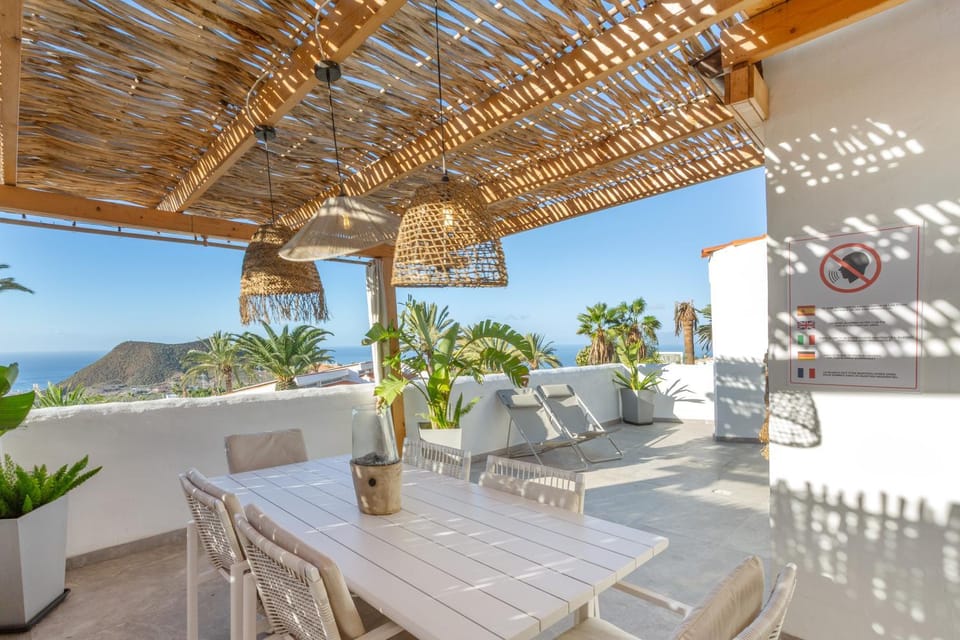 Property building, Balcony/Terrace, Living room