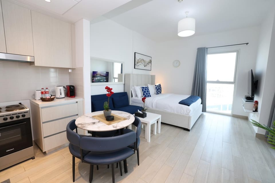 Bed, TV and multimedia, Coffee/tea facilities, Kitchen or kitchenette, Living room, Photo of the whole room, Seating area, Dining area, Bedroom, oven, stove, toaster