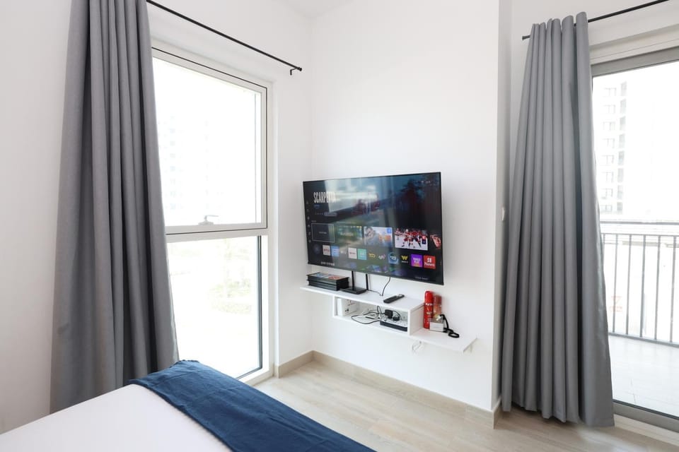 Bed, TV and multimedia, Photo of the whole room, Bedroom